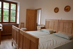 4 bedrooms, iron/ironing board, free WiFi, bed sheets