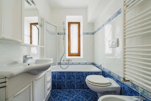 Dusche, Haartrockner, Bidet, Handtücher