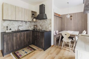 Fridge, oven, stovetop, dishwasher