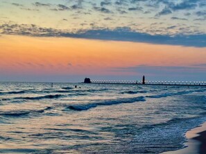 Beach - Channelside Getaway, Luxury Condo on Boardwalk (Grand Haven)