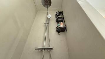 Douche, serviettes fournies, savon, shampoing