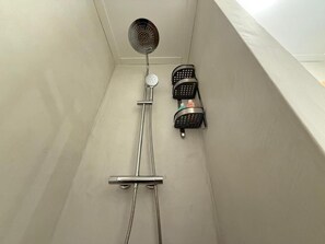 Regadera, toallas, jabón, shampoo 