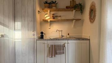 Een koelkast, een koffiezetapparaat/waterkoker