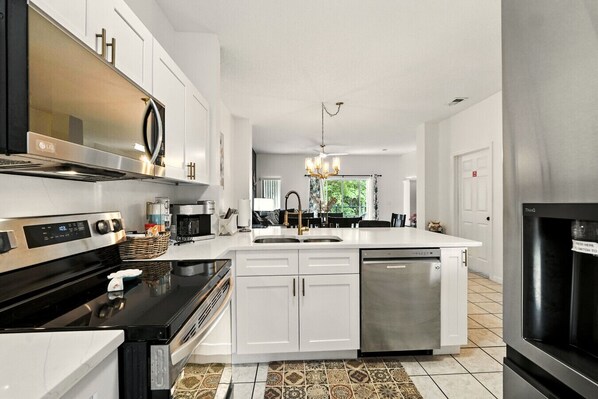 Fridge, microwave, stovetop, dishwasher