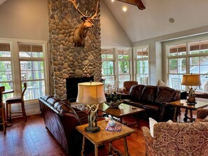 Una Smart TV, una chimenea, libros, una oficina