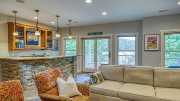 TV connectée, cheminée, livres, espaces bureaux