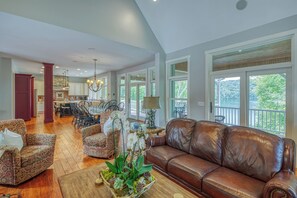 Una Smart TV, una chimenea, libros, una oficina