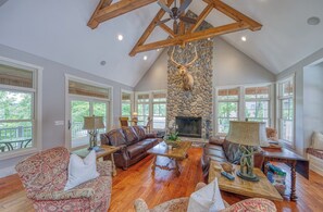 Smart TV, chimenea, libros, oficina