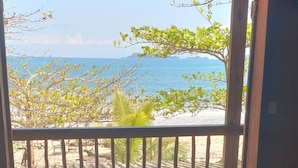 A wooden deck with chairs and a view of the sea. - Shambhala Ecological Suite by the Sea between Paraty and Ubatuba (Camburi Ubatuba)