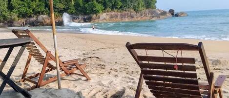 Na praia, espreguiçadeiras