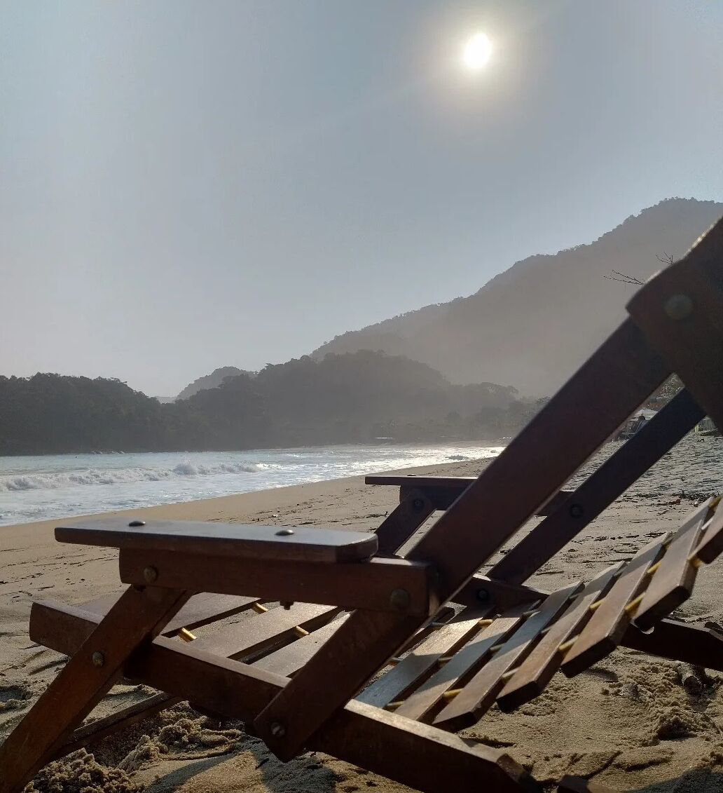 Na praia, espreguiçadeiras 