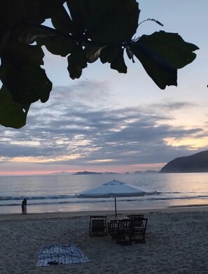 Rannalla, aurinkotuoleja