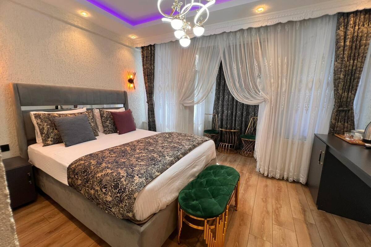 Quarto elite, vista para a cidade | Frigobar, cofres nos quartos, escrivaninha