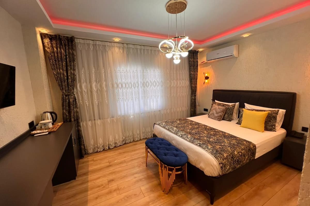 Quarto luxo, vista para a cidade | Frigobar, cofres nos quartos, escrivaninha