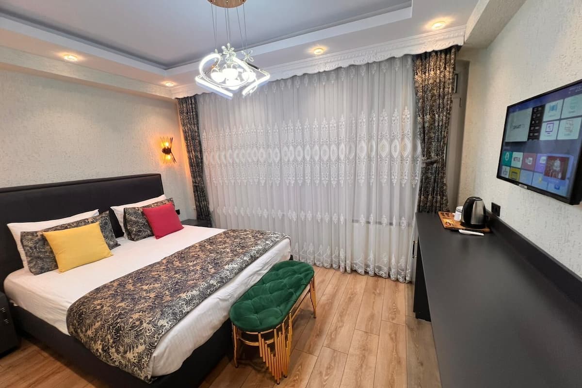 Quarto casal luxo | Frigobar, cofres nos quartos, escrivaninha