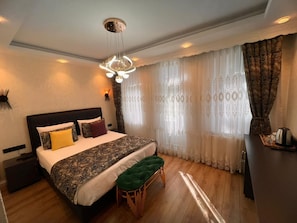 Quarto casal luxo | Frigobar, cofres nos quartos, escrivaninha