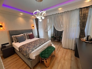 Quarto elite, vista para a cidade | Frigobar, cofres nos quartos, escrivaninha