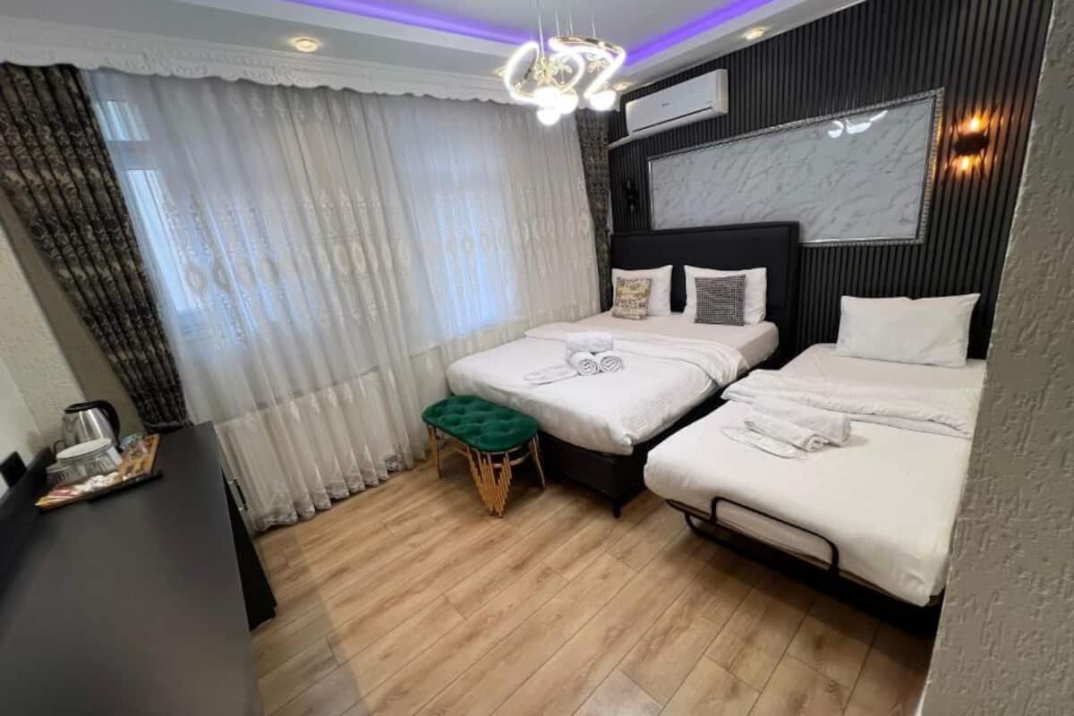 Quarto econômico, vista para a cidade | Frigobar, cofres nos quartos, escrivaninha