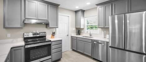 Mikrobølgeovn, ovn, kokeplater og oppvaskmaskin