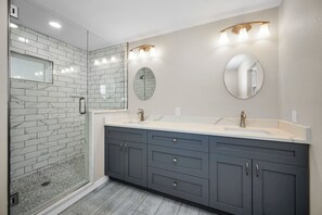 Dusche, Handtücher, Seife, Toilettenpapier