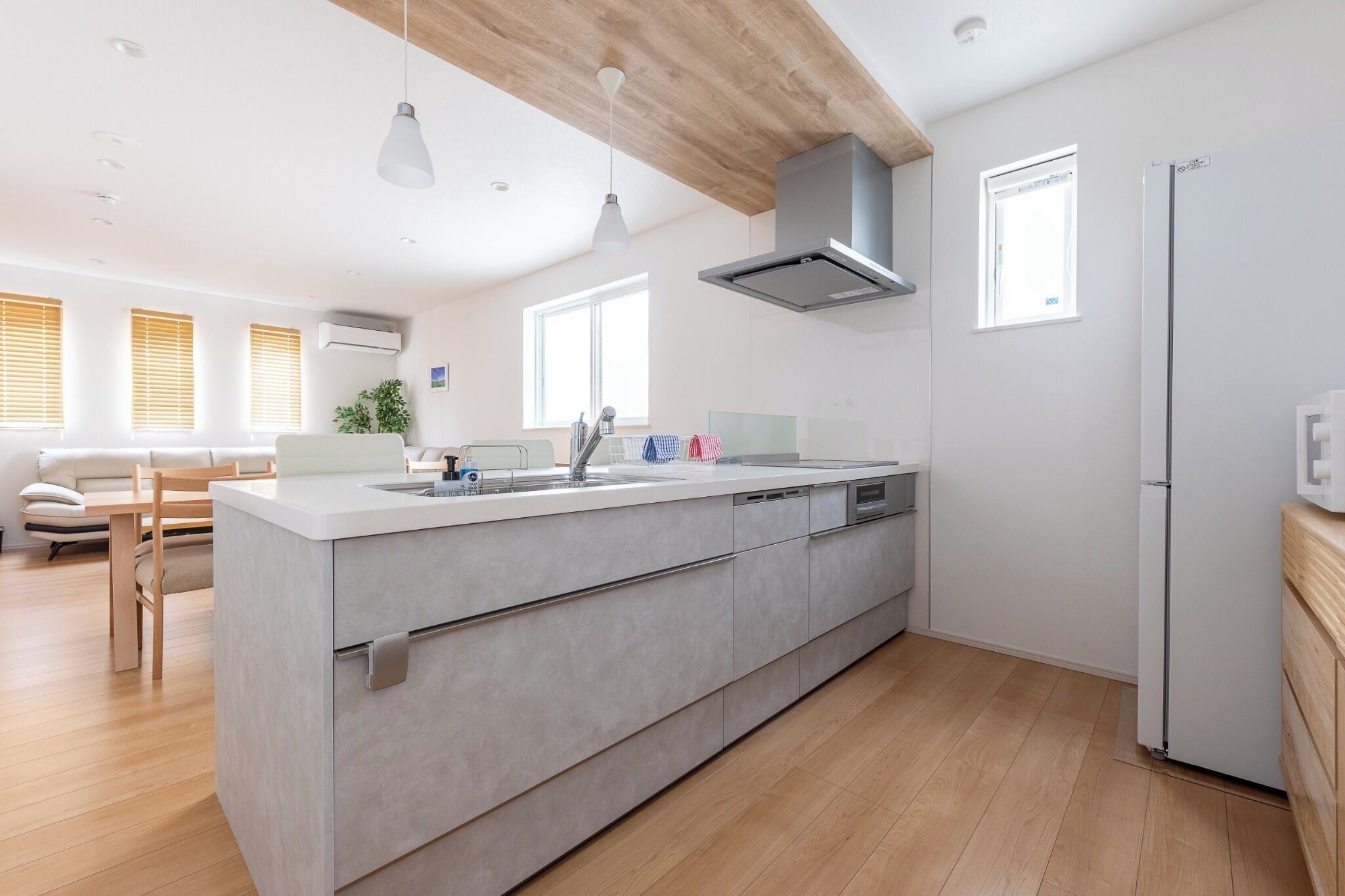 Geladeira, micro-ondas, cooktop, talheres/pratos/utensílios de cozinha