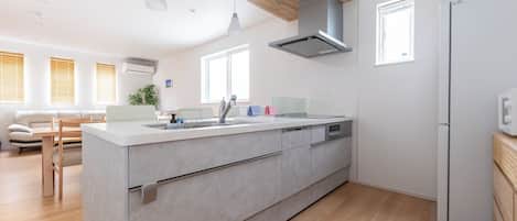 Geladeira, micro-ondas, cooktop, talheres/pratos/utensílios de cozinha