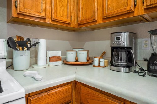 Charming & Cozy ~ 5★ Location ~ Backyard ~ Parking
