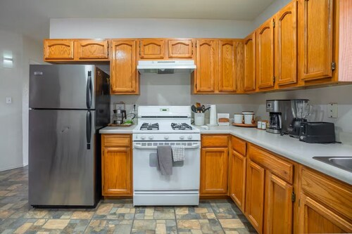 Charming & Cozy ~ 5★ Location ~ Backyard ~ Parking