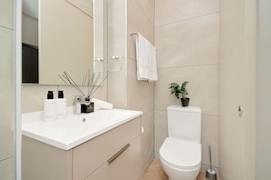 Dusche, Haartrockner, Handtücher, Seife