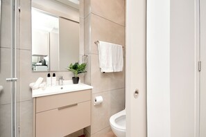 Douche, sèche-cheveux, serviettes fournies, savon