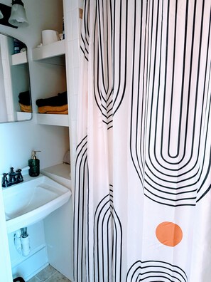 Haartrockner, Handtücher, Seife, Toilettenpapier