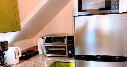 Stylish 1-bd/1-ba gardern apt within quaint Bluemont village, walk to wineries.