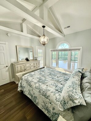 2 bedrooms, desk, iron/ironing board, WiFi