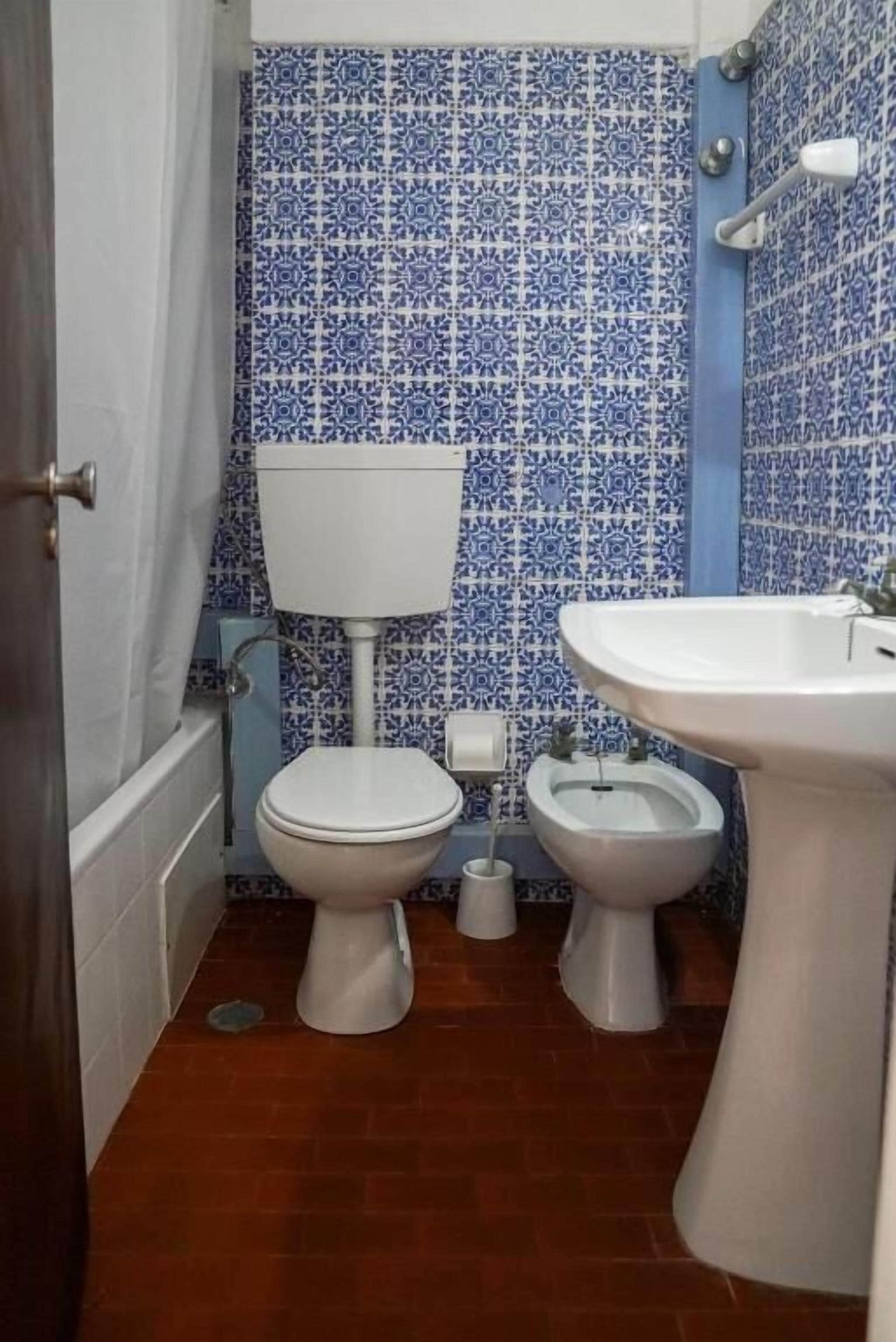 Assecador de cabells, bidet i paper higiènic 
