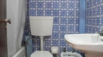 Secador de pelo, bidet, papel higiénico