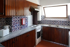 Basic Apartment, 1 Bedroom | Private kitchen | Fridge, microwave, oven, stovetop