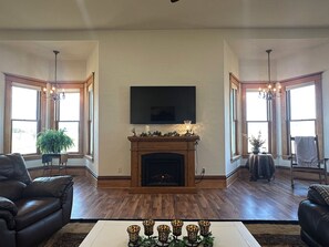 Smart TV, fireplace - Spacious 6-bedroom house in the hills of the Driftless Area (Richland Center)