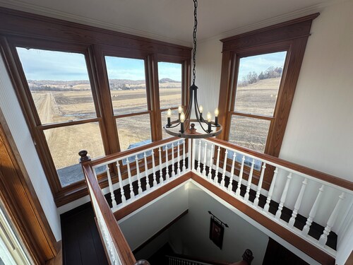 Spacious 6-bedroom house in the hills of the Driftless Area