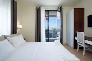 Vila Deluks, balkon, pemandangan pantai | Brankas, tirai kedap cahaya, kedap suara, dan setrika/meja setrika