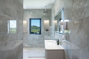 Shower, hair dryer, slippers, towels - Villa Cosmo (Rrashbull)