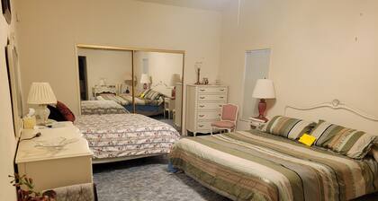 3-bedroom mobile home in charming Porterville with WiFi, AC