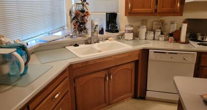 3-bedroom mobile home in charming Porterville with WiFi, AC