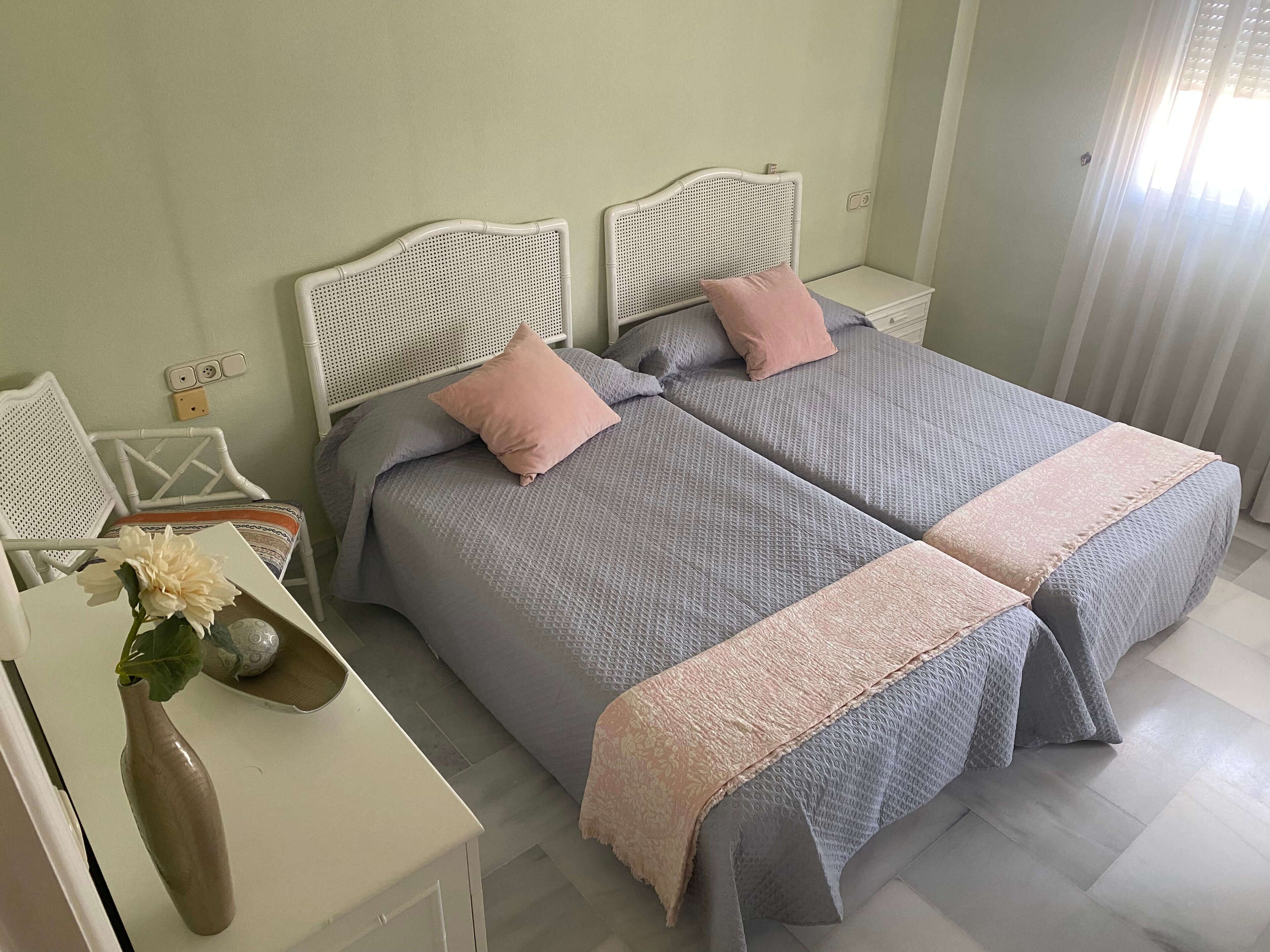 1 slaapkamer, een strijkplank/strijkijzer, reisbedje, gratis wifi