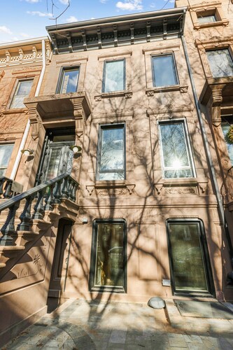 Charming 1-bedroom townhome in beautiful Brooklyn with WiFi, AC