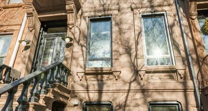 Charming 1-bedroom townhome in beautiful Brooklyn with WiFi, AC