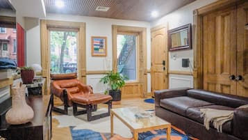 TV, DVD player, books, stereo