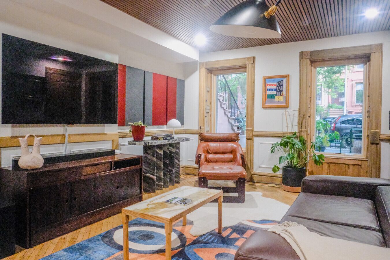 TV, DVD-spiller, bøker og stereoanlegg