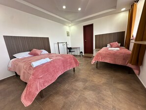 Kamar Double | Meja kerja, ruang kerja ramah laptop, dan Wi-Fi gratis