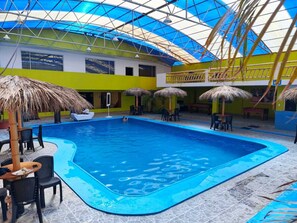 2 kolam renang indoor