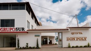 A building with a sign reading "GRUPO SUR" and another sign "QUINTA DON POLY". - HOSTERIA DON POLY (San Miguel de Salcedo)